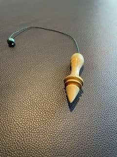 Pendule de sourcier suspendu à sa chaîne